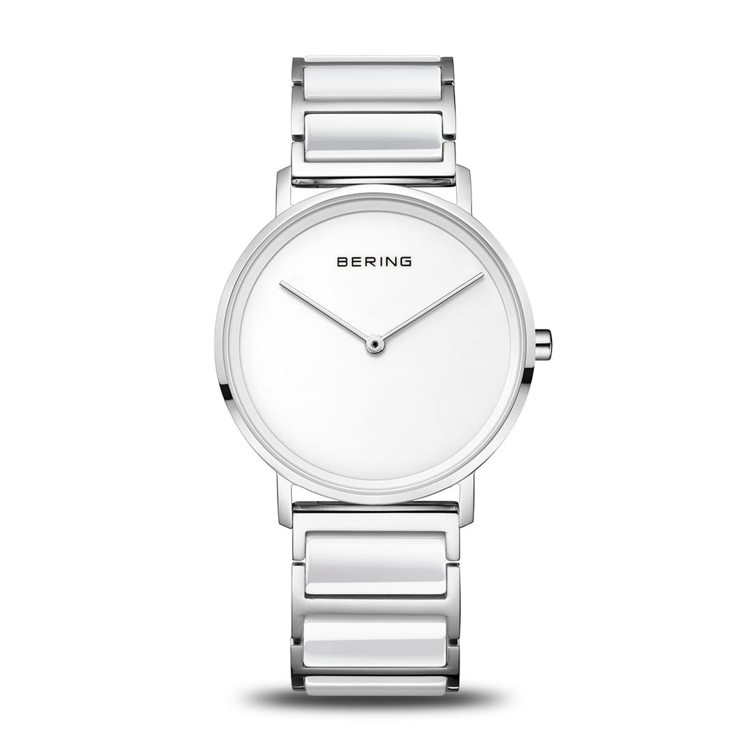 Het Bering dameshorloge 18535-754 heeft een strakke, zilveren roestvrijstalen kast met een minimalistisch design. Het heeft een witte wijzerplaat, zilveren uur- en minutenwijzers, geen cijfers en BERING op de wijzerplaat. Aangedreven door Quartz-technologie, straalt het elegantie en precisie uit.