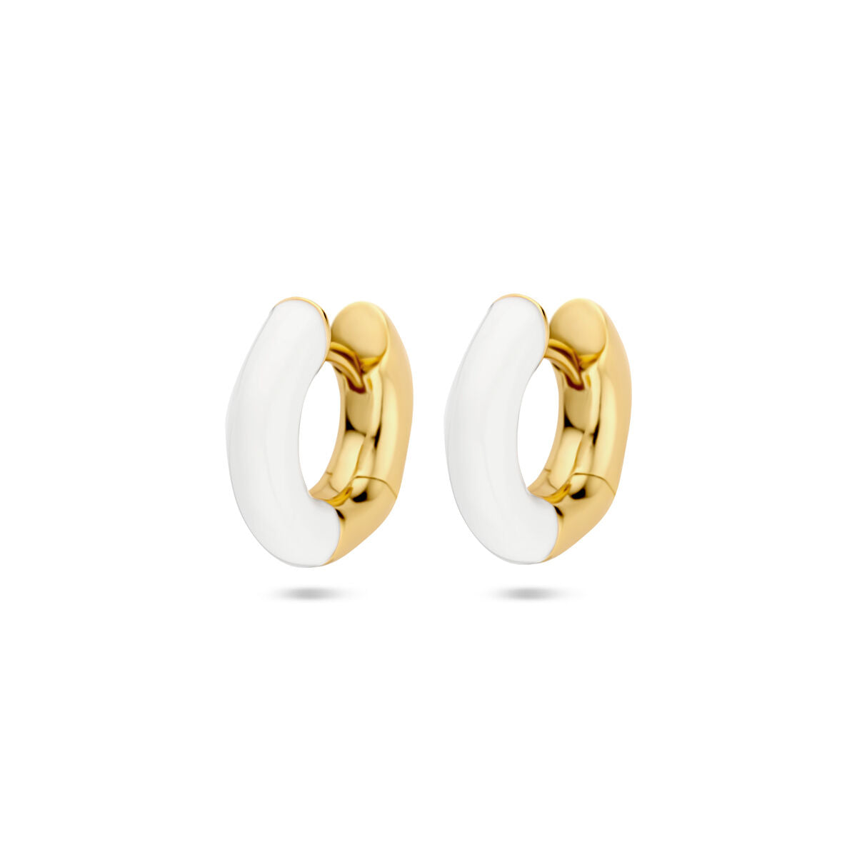 Klapoorringen van 1 micron verguld zilver met witte emaille, 4 mm breed.