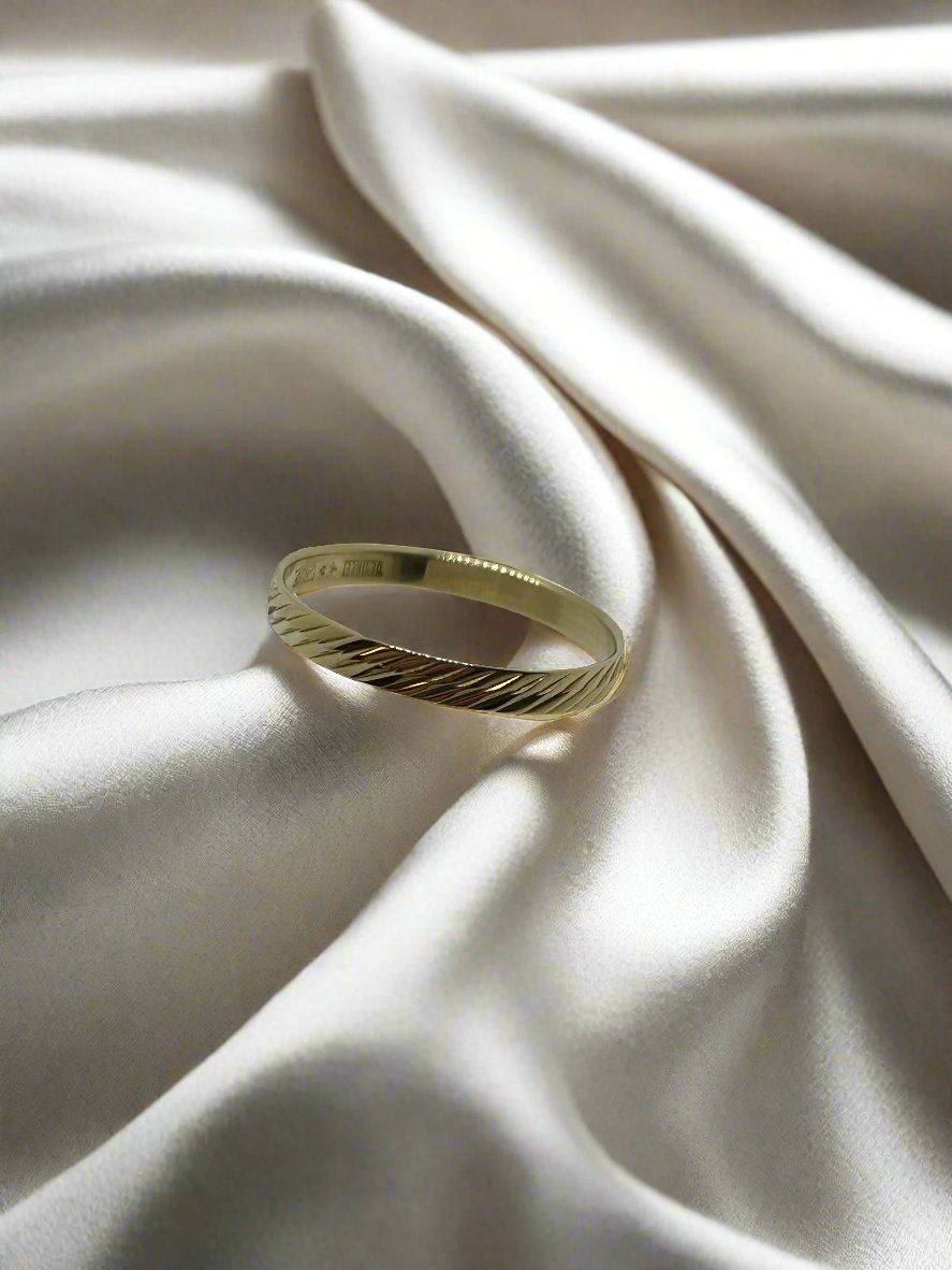 Anello vintage in oro 14k con finitura rigata, leggero e sottile.