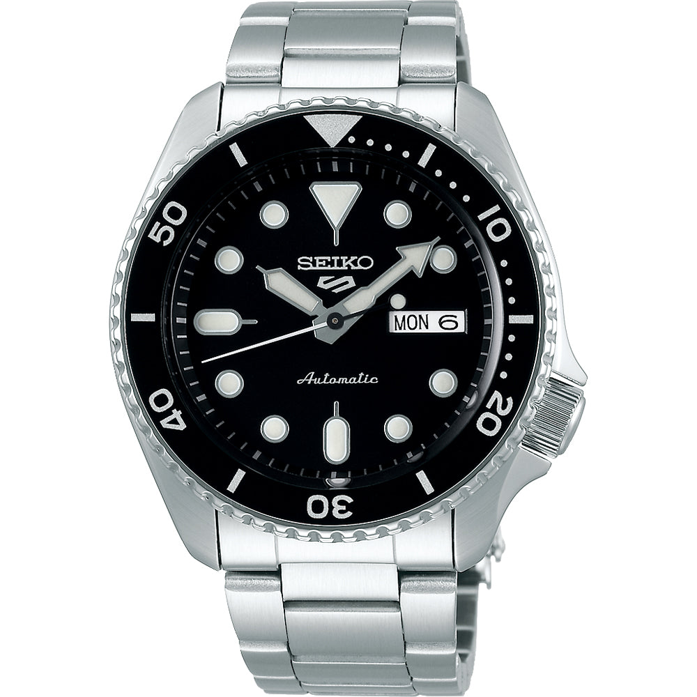 Orologio da uomo Seiko 5 Sports con cassa argentata, quadrante nero e bracciale in acciaio inox.