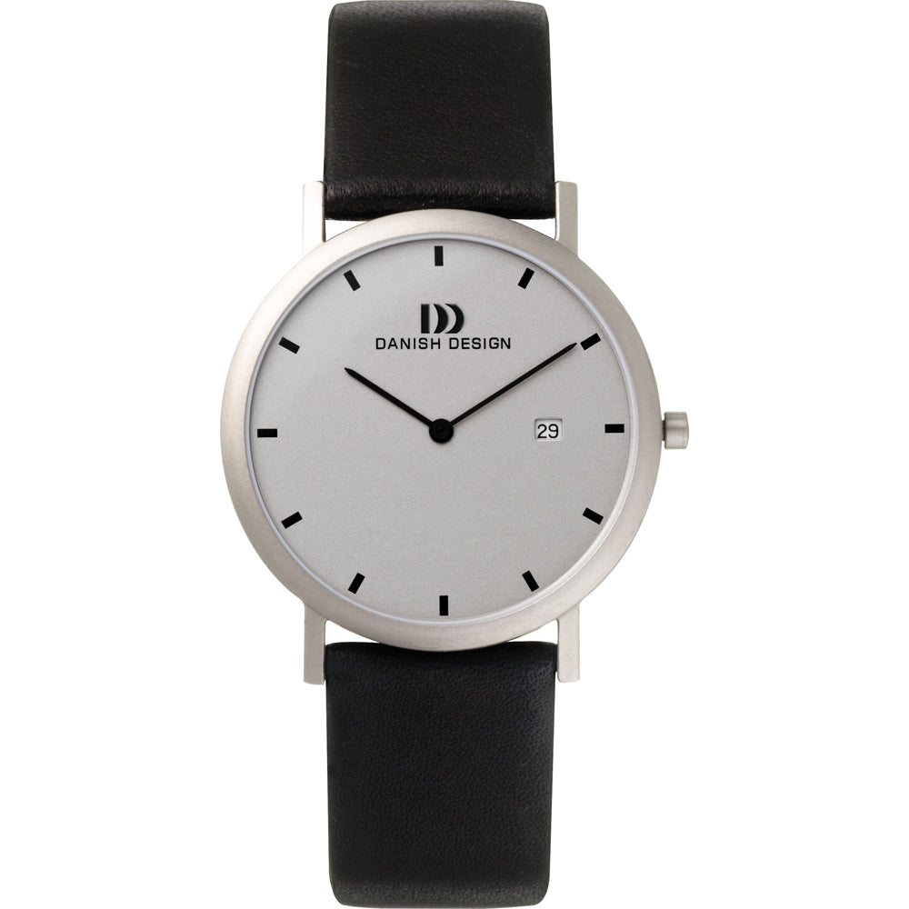 Orologio con quadrante bianco, cassa in acciaio inox e cinturino in pelle nera.