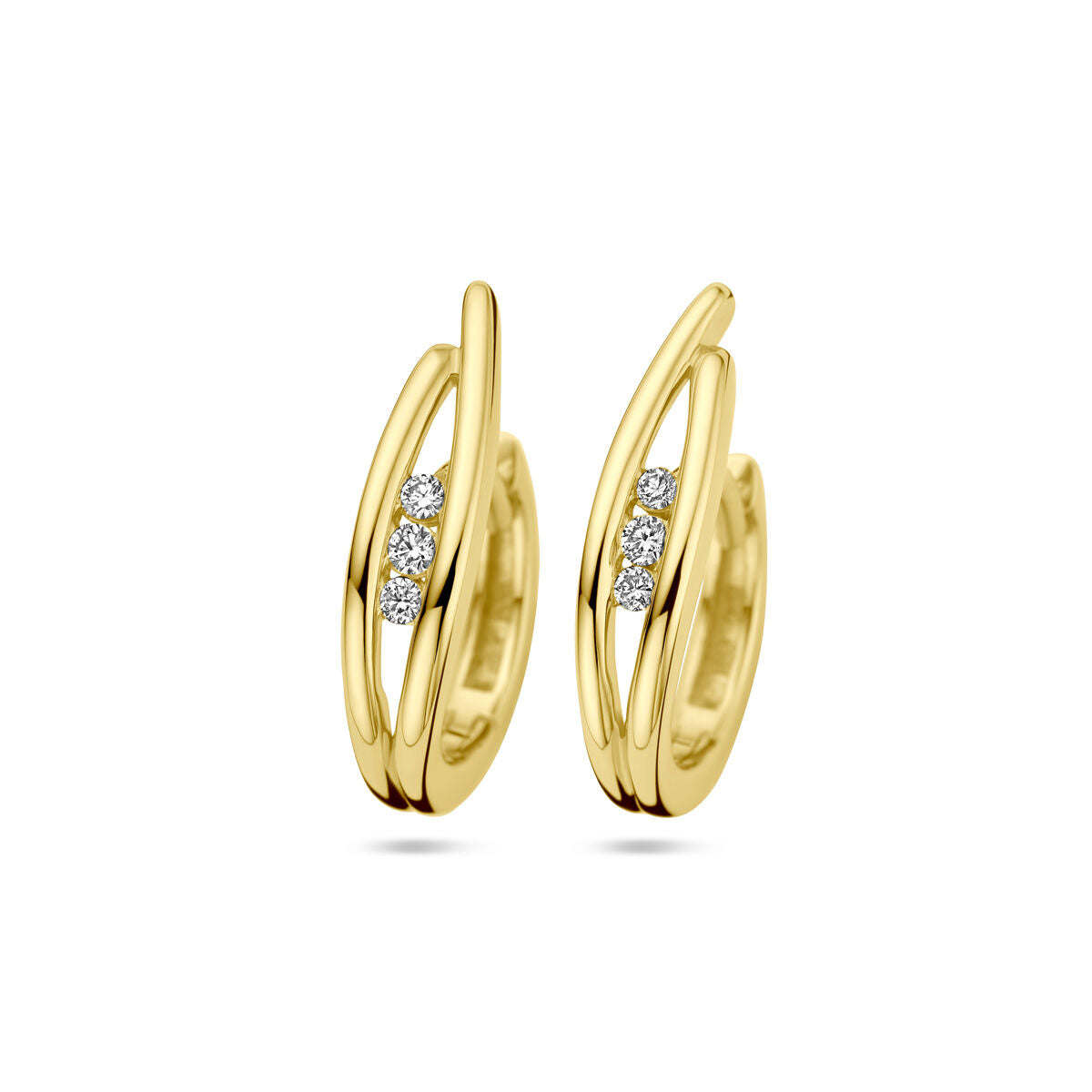 Orecchini alla creola in oro giallo 14K con tre diamanti da 0,10 ct totali.