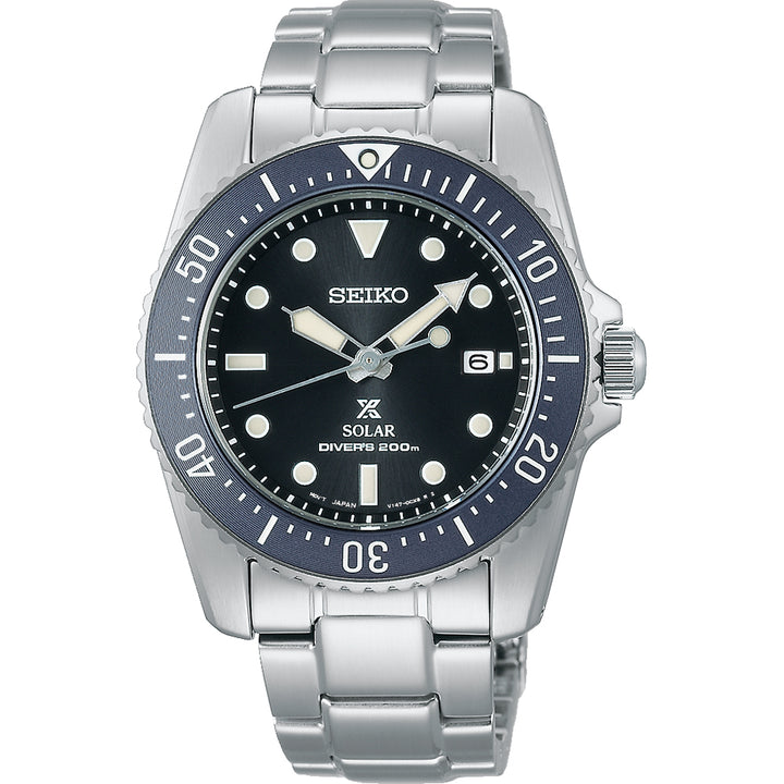 Het Seiko Prospex heren horloge SNE569P1 heeft een zwarte wijzerplaat met zilveren markeringen, een blauwe lunette met witte cijfers en een datumvenster op 3 uur. Dit Solar Divers 200m horloge is uitgerust met zonnetechnologie en aangevuld met een strakke zilveren metalen schakelband.