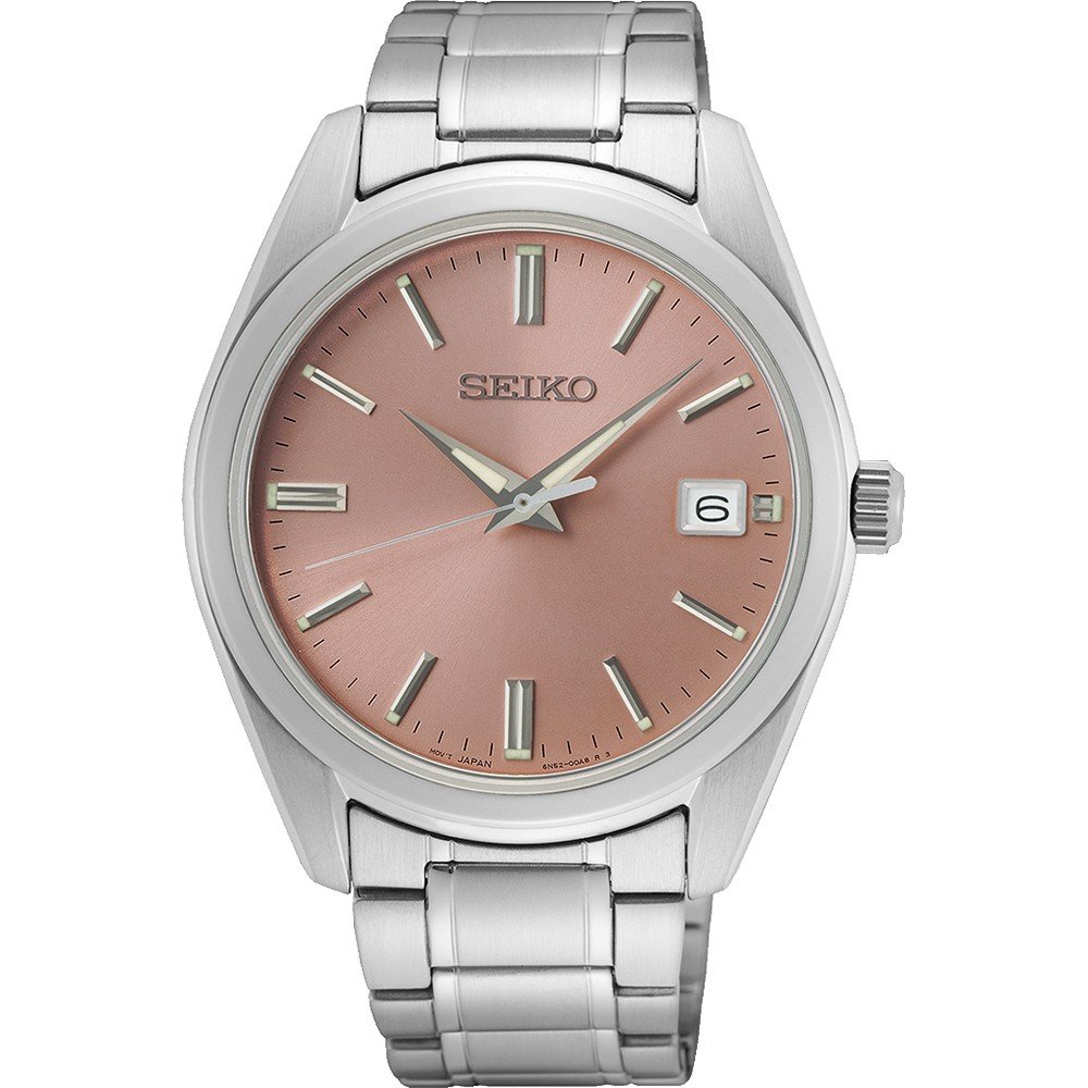 Het Seiko heren horloge SUR523P1 heeft een zilveren metalen band, roze wijzerplaat, zilveren uurmarkeringen, datumvenster op 3 uur en quartz uurwerk. Het merk Seiko is prominent weergegeven onder 12 uur.