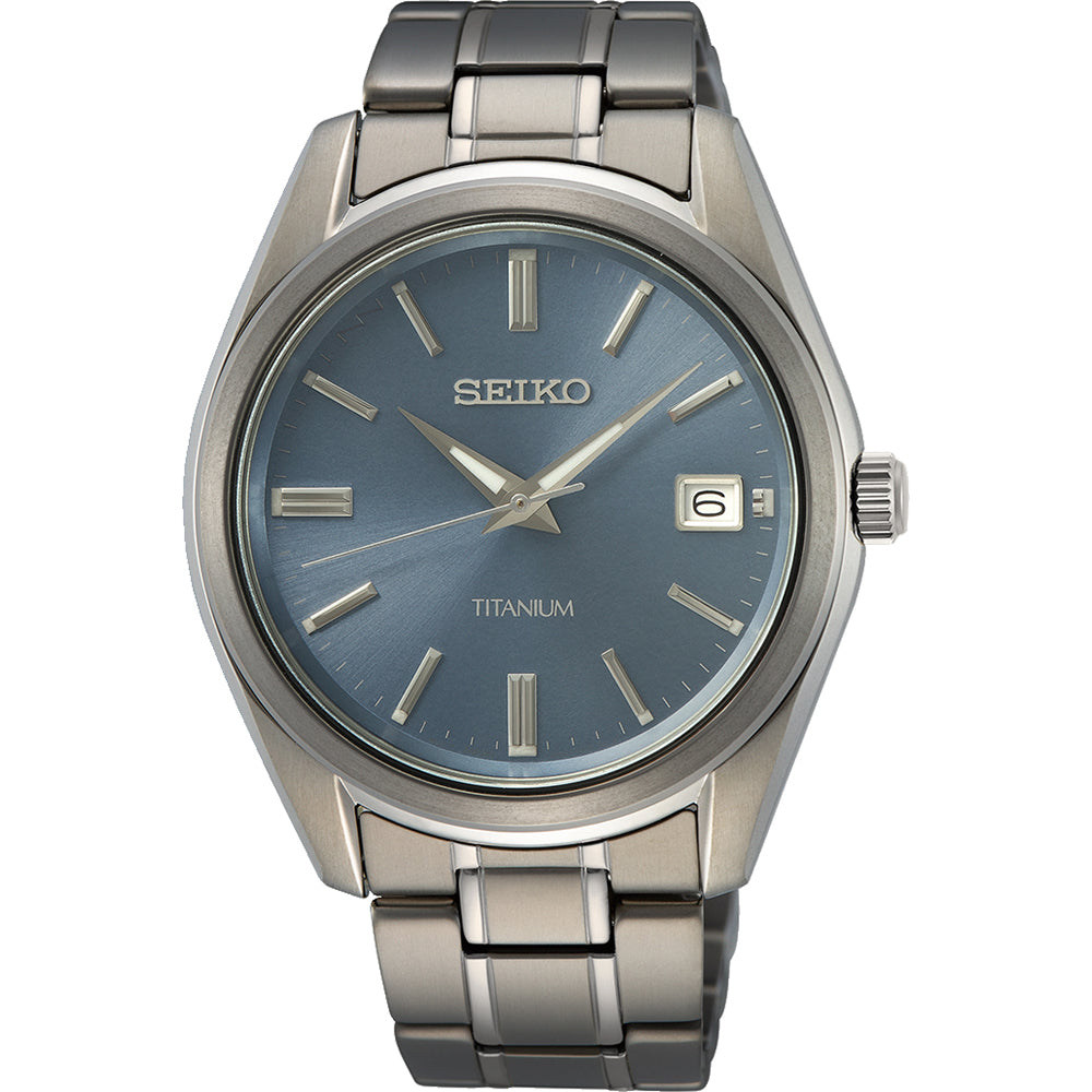 Orologio da uomo Seiko con cassa in titanio, quadrante blu e bracciale in acciaio.