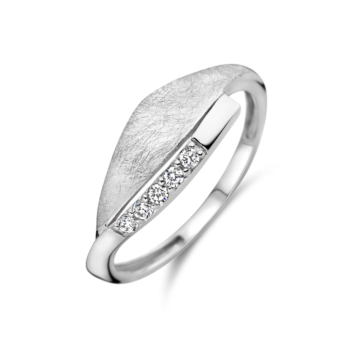 Anello in argento rodiato con finitura graffiata e zirconi incastonati.