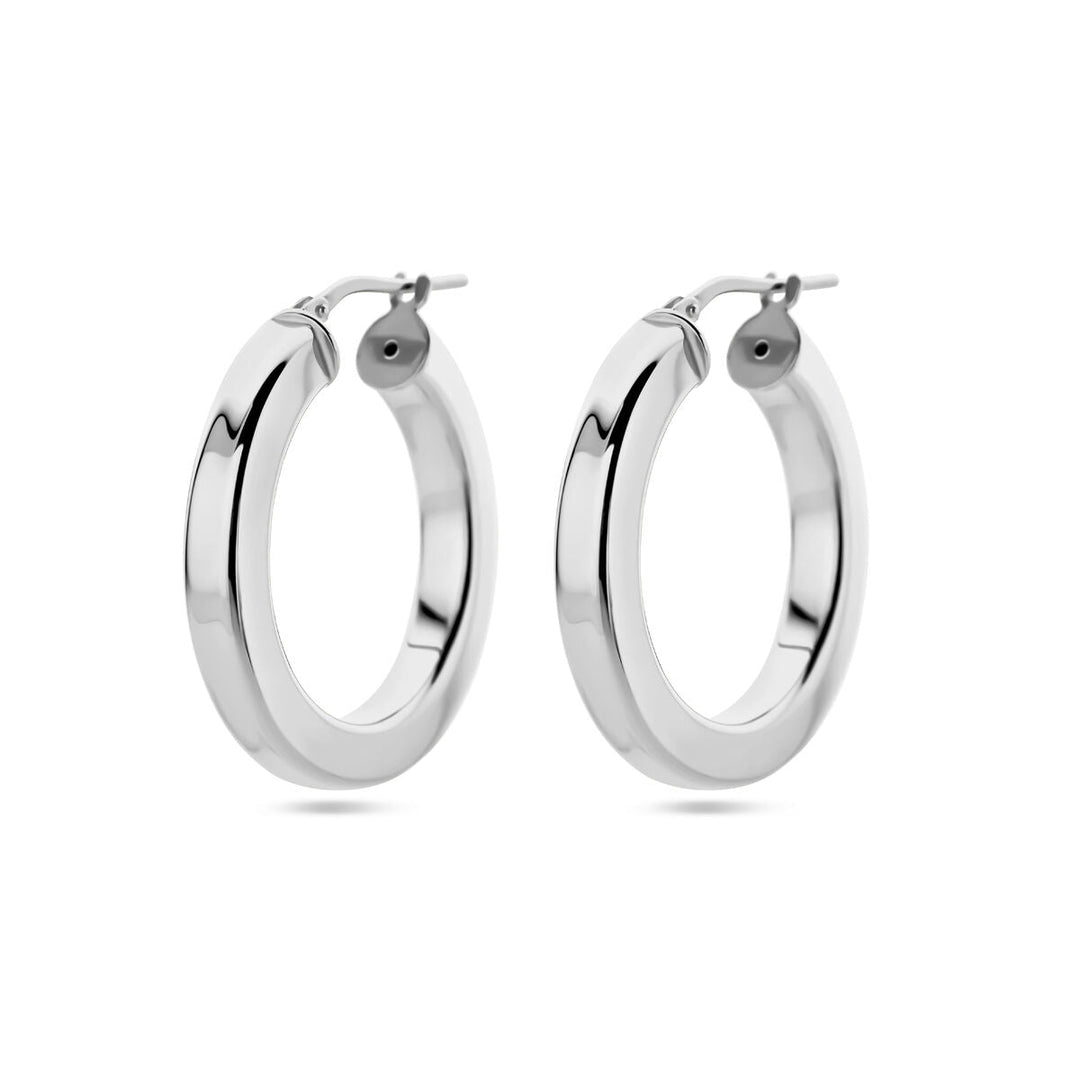 Een paar glanzende Van der Kooij Collectie oorringen vlakke buis zilver gerhodineerd met een gladde, gepolijste afwerking, getoond naast elkaar op een witte achtergrond.