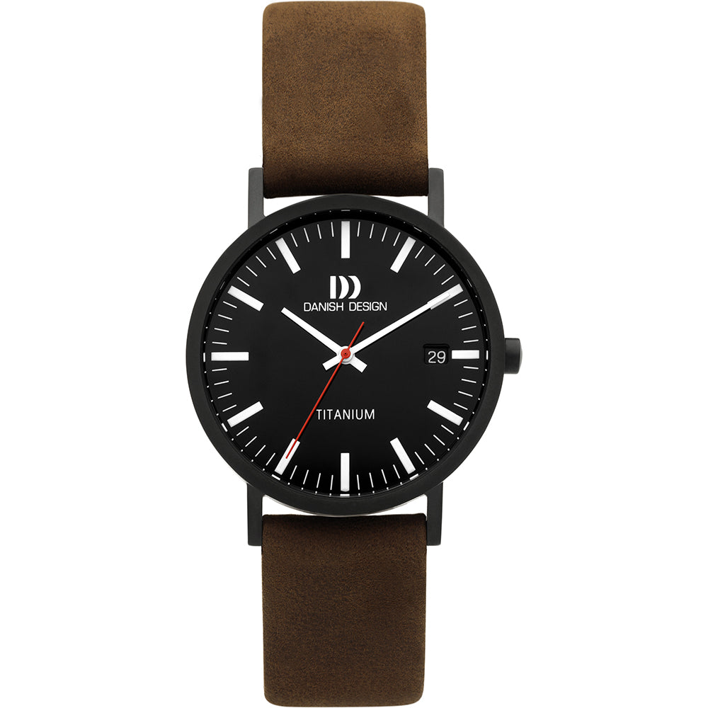 Orologio con cassa in titanio, quadrante nero, cinturino in pelle marrone e dettagli bianchi.