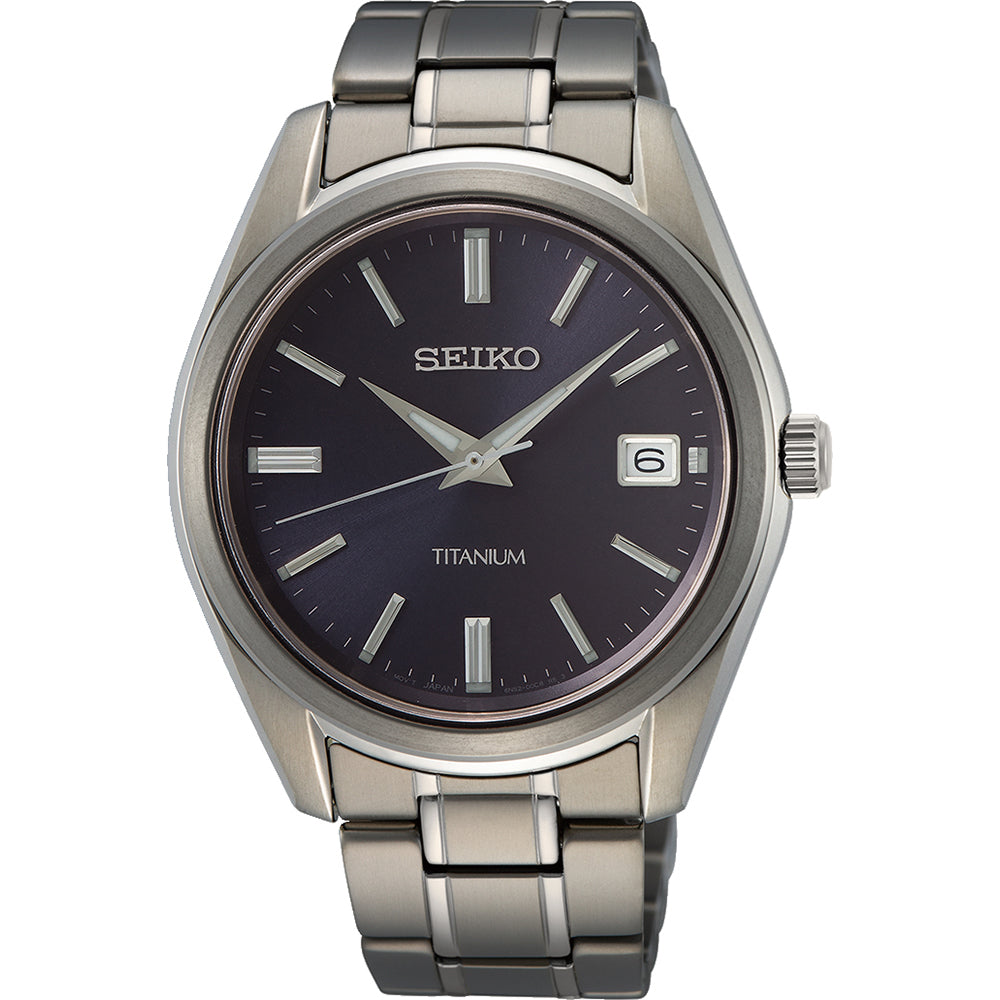 Orologio da uomo Seiko in titanio con quadrante grigio scuro e datario.