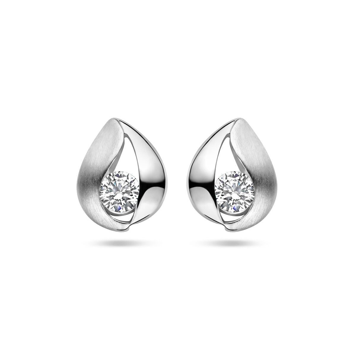 Een paar Van der Kooij Collectie oorknoppen druppel zirkonia poli/mat gerhodineerd 925 zilver, elk met een ronde heldere zirkonia gezet in het midden, tegen een witte achtergrond.