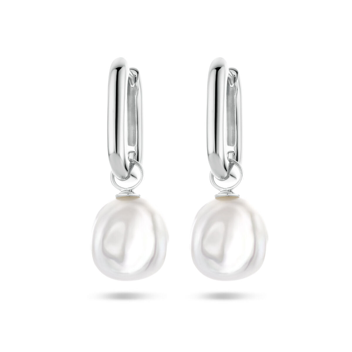 Orecchini a cerchio in argento rodiato con perle barocche pendenti.