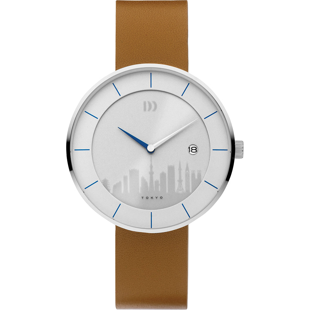 Orologio con cassa argentata, quadrante bianco con skyline e cinturino marrone.