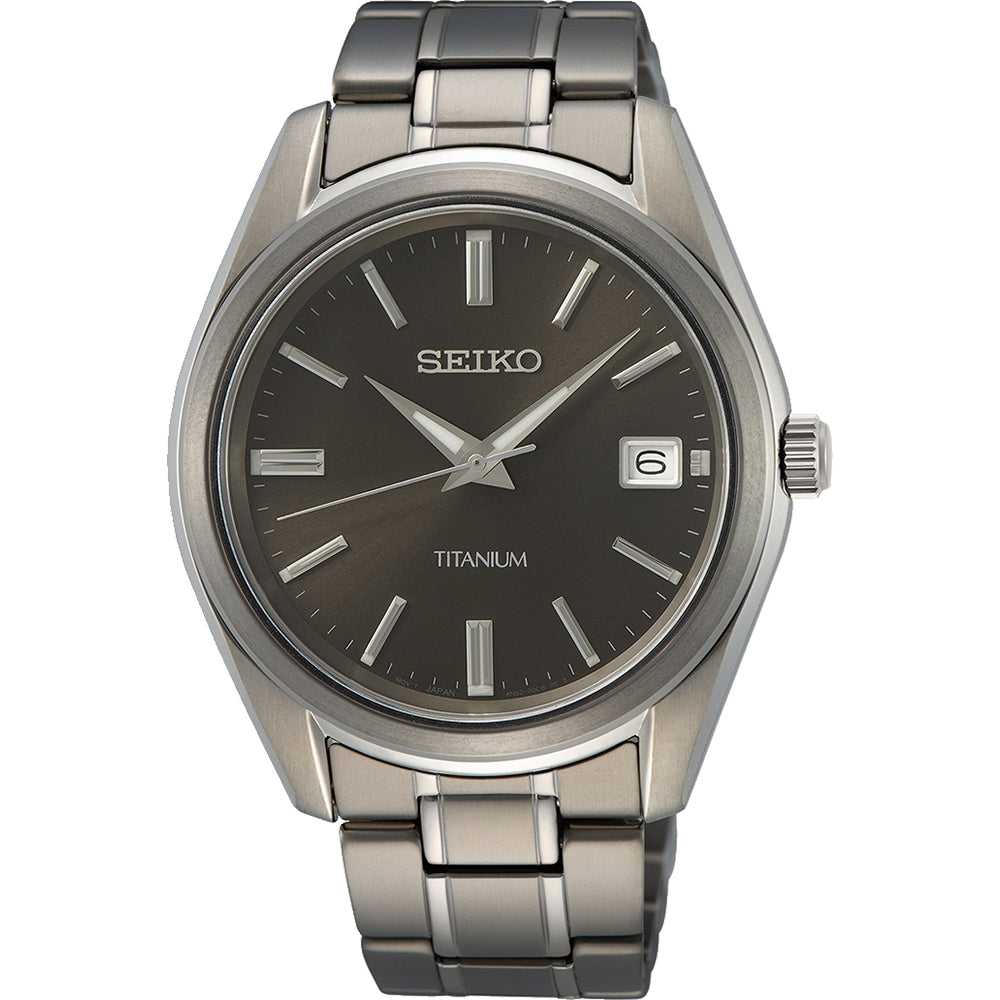 Orologio da uomo Seiko in titanio con quadrante grigio scuro e bracciale in acciaio.