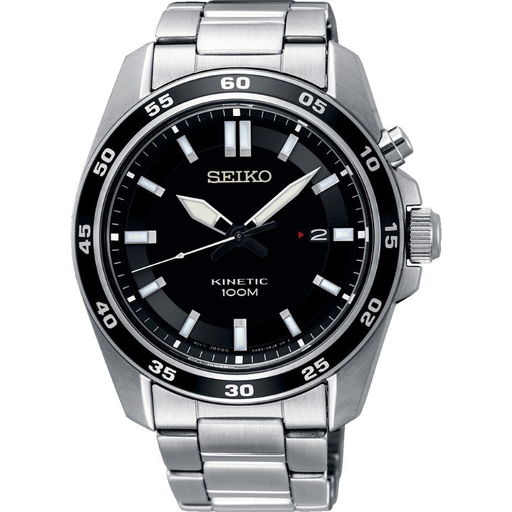 Het Seiko heren horloge SKA785P1 is een Kinetic horloge met een zwarte wijzerplaat, zilveren uurmarkeringen en wijzers, datumaanduiding, unidirectionele zwarte lunette met witte markeringen, roestvrijstalen band en kroon en is 100M (10ATM) waterbestendig.