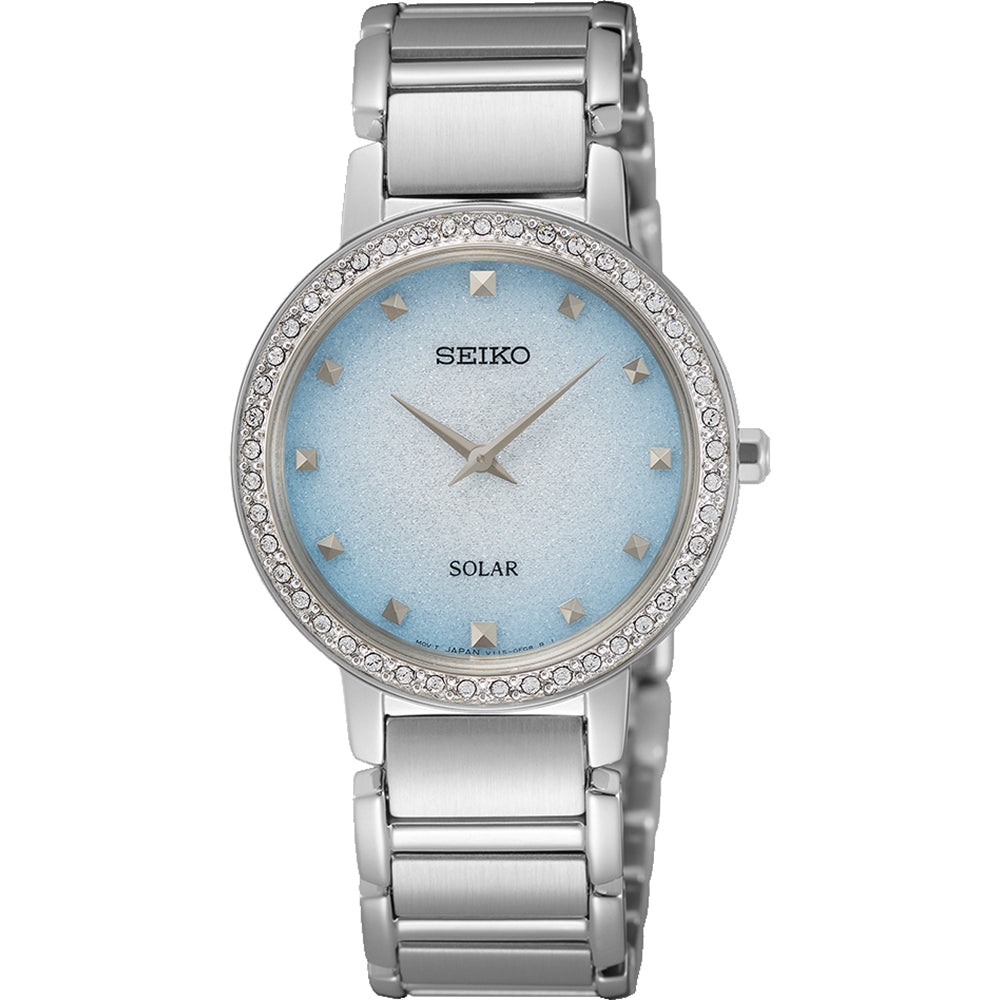 De Seiko dameshorloge SUP447P1 heeft een zilveren solar uurwerk in een roestvrijstalen kast. De lichtblauwe ronde wijzerplaat wordt versterkt door een met kristal bezette lunette, zilveren uurmarkeringen en wijzers met de merknaam SEIKO bovenaan.