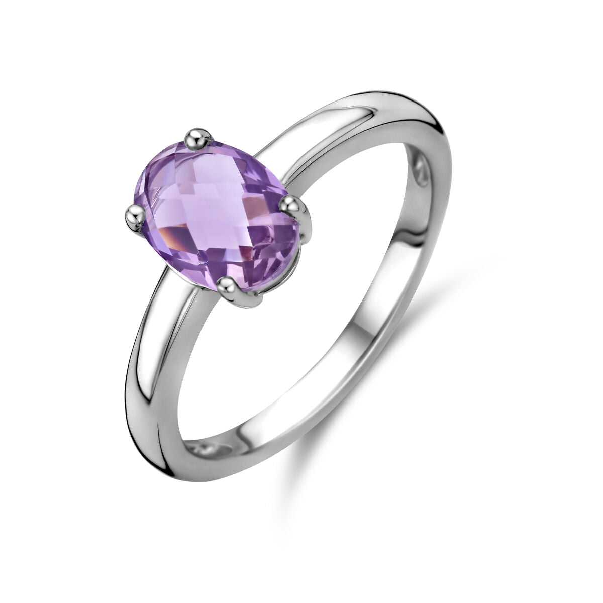 Anello in argento rodiato con ametista ovale.
