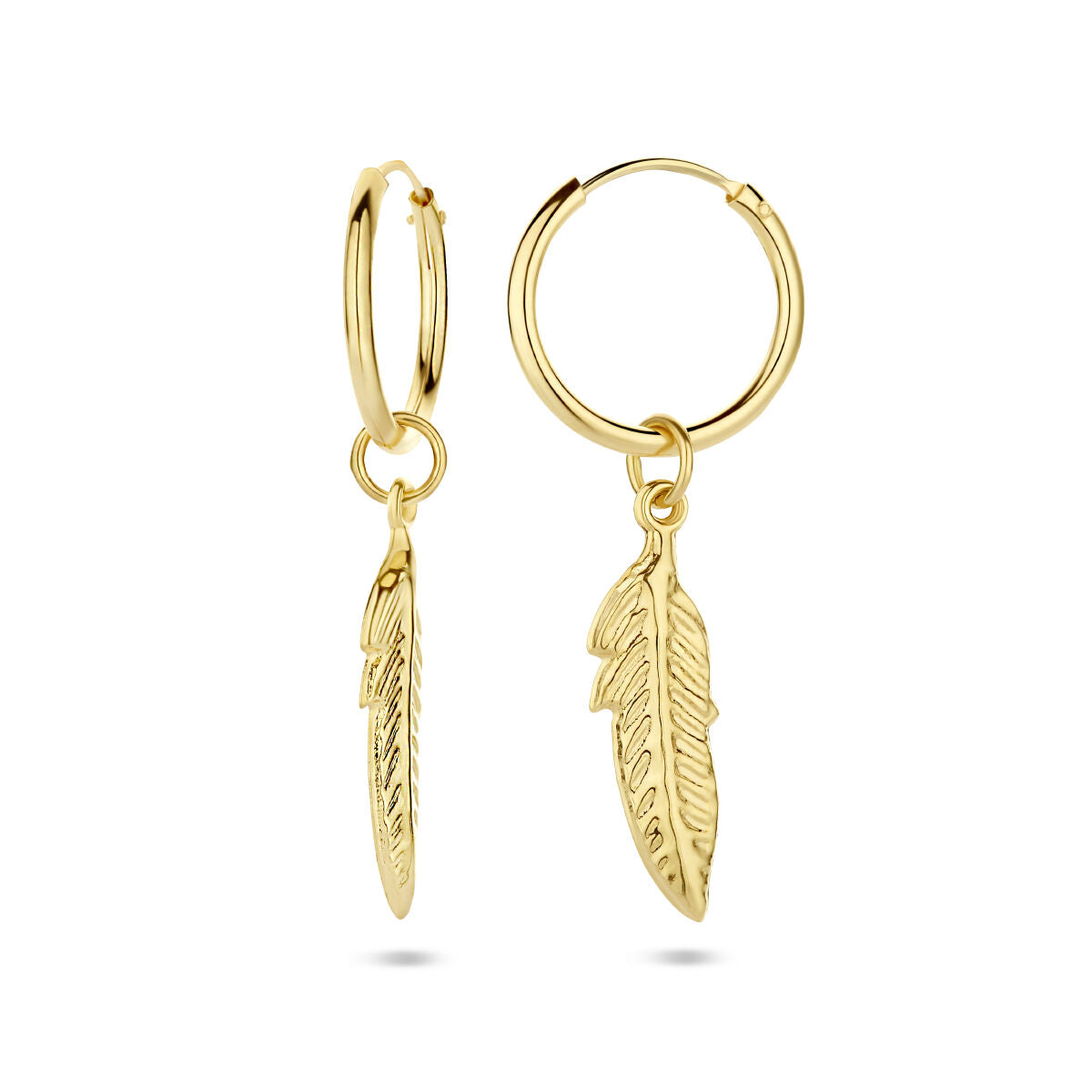 Orecchini alla creola in oro giallo 14K con pendente a forma di piuma.