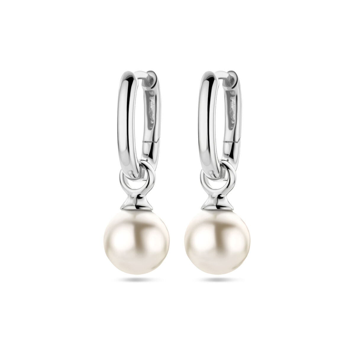 Orecchini in argento rodiato con perla sintetica pendente.