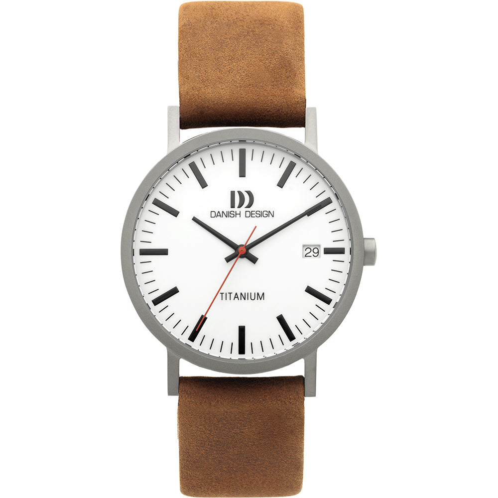 Orologio con cassa in titanio, quadrante bianco, cinturino in pelle marrone e dettagli neri.