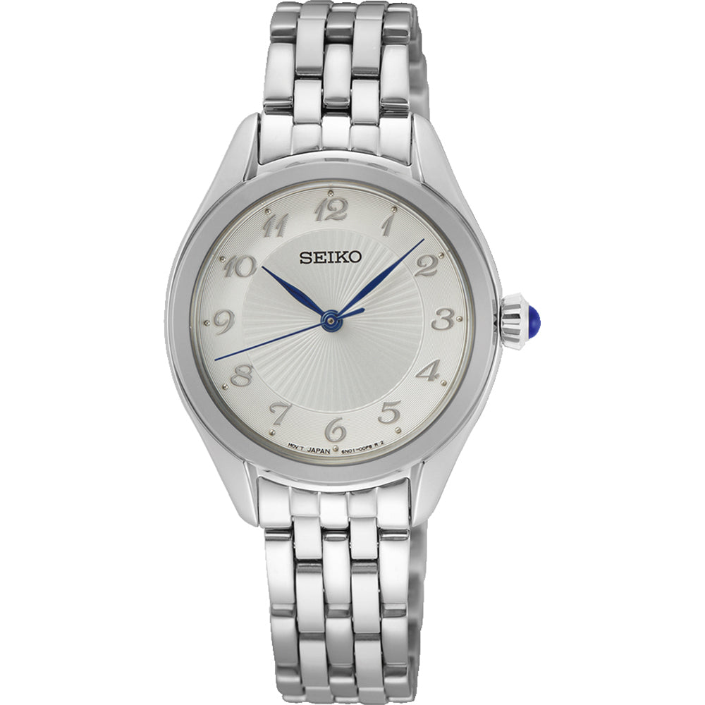 Zilveren dames horloge met een witte wijzerplaat en blauwe wijzers, voorzien van een metalen schakelband.