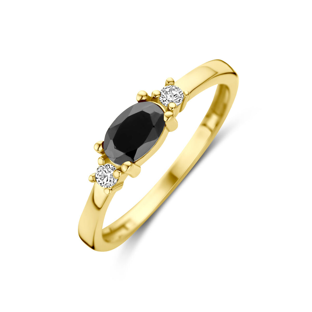 De Van der Kooij Collectie ring zwart en wit zirkonia 14K geelgoud heeft een ovale zwart-witte zirkonia geflankeerd door twee ronde witte stenen op een eenvoudige gouden band.
