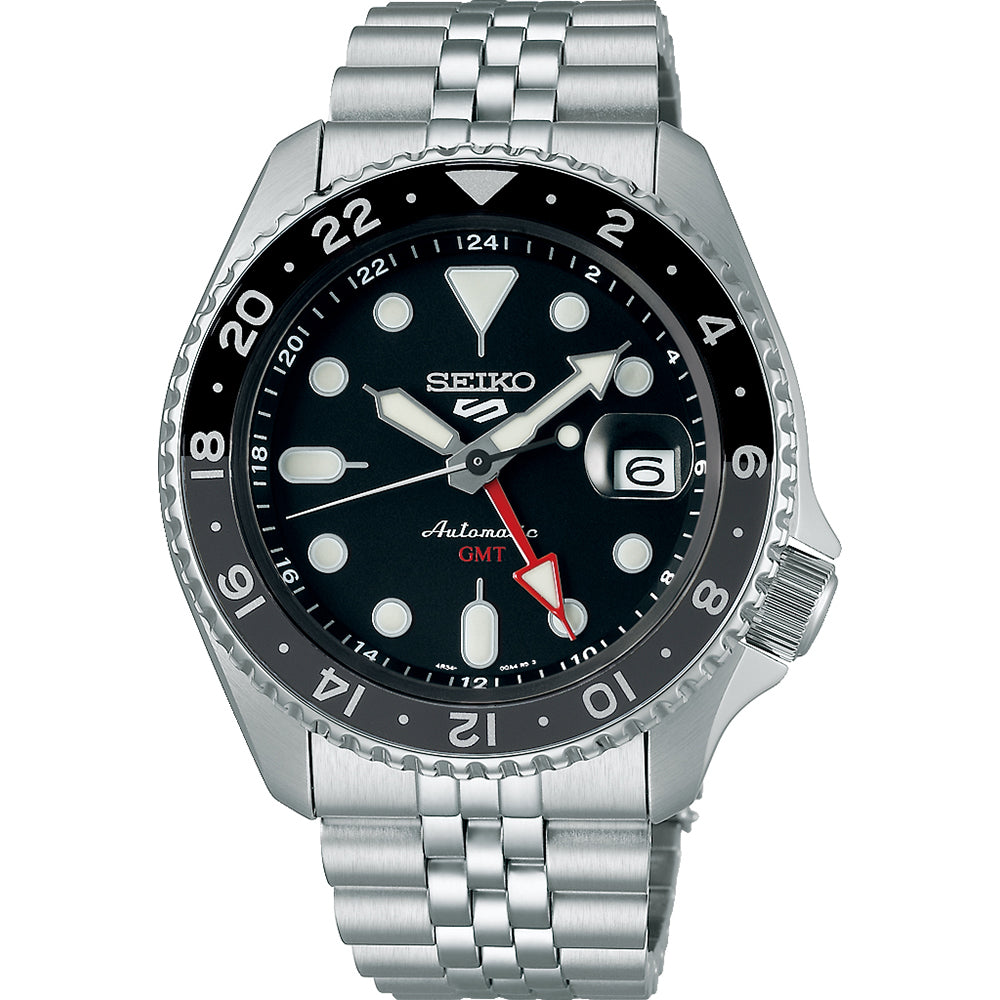 Zilveren heren horloge met zwarte wijzerplaat, GMT-functie en metalen schakelband.