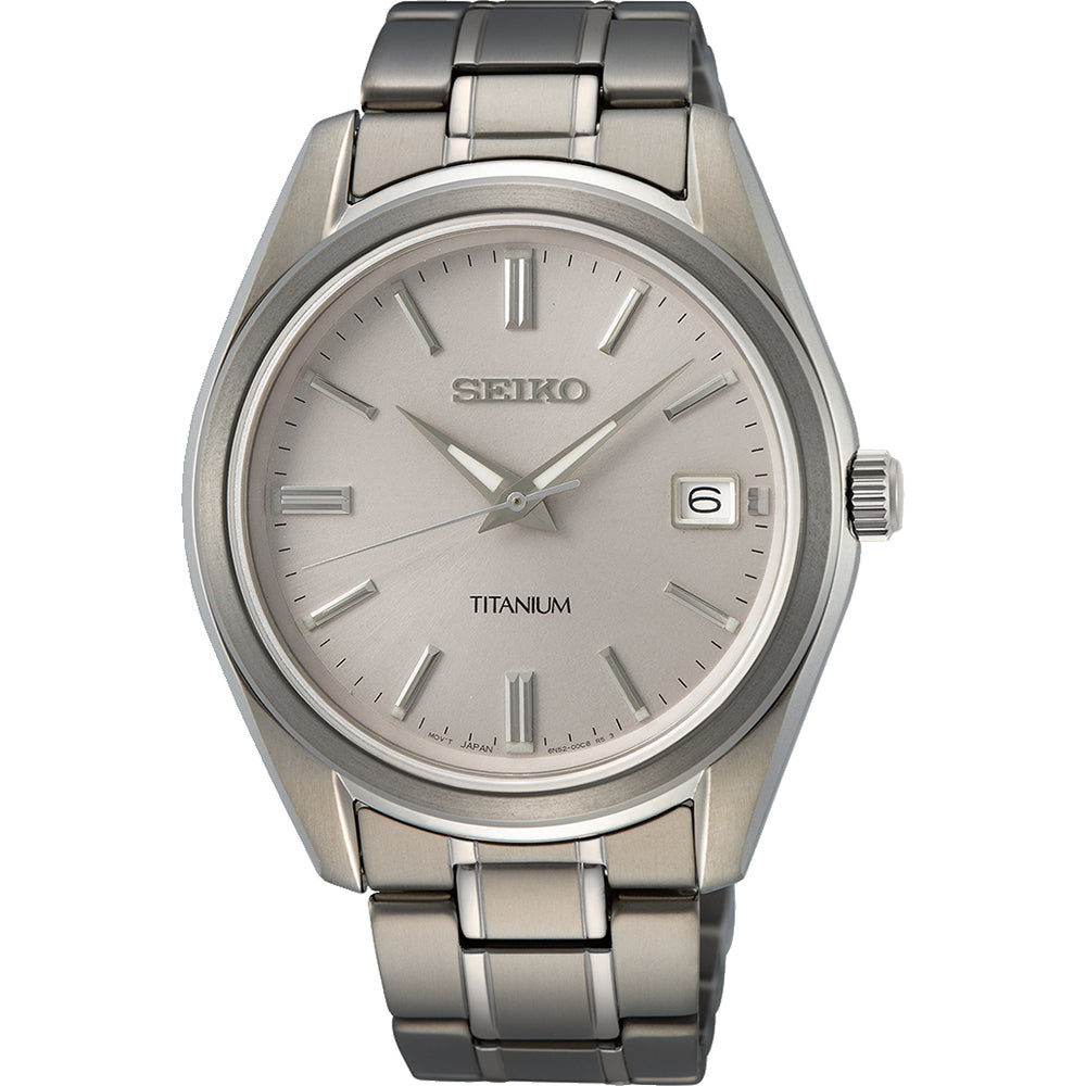 Titanium heren horloge met een zilveren wijzerplaat en datumaanduiding, voorzien van een schakelband.