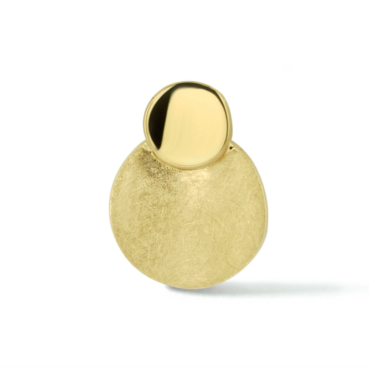 Ciondolo in oro giallo 14K con finitura opaca e superficie graffiata.
