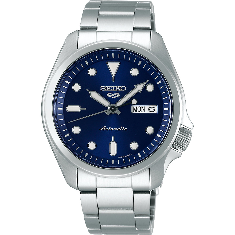 Orologio da uomo Seiko 5 Sports con cassa argentata, quadrante blu e bracciale in acciaio.