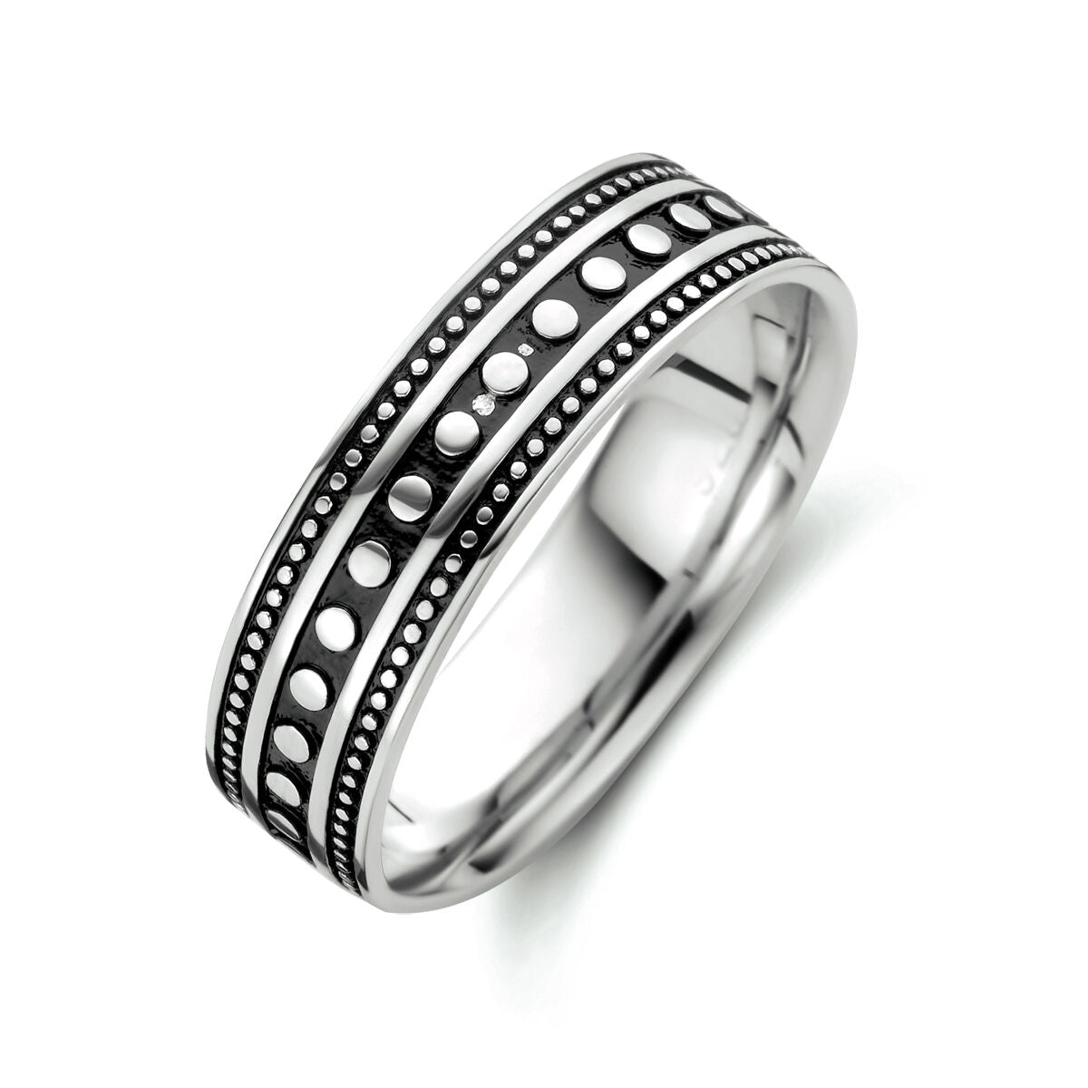 Anello in argento ossidato con dettagli a rilievo e finitura lucida.