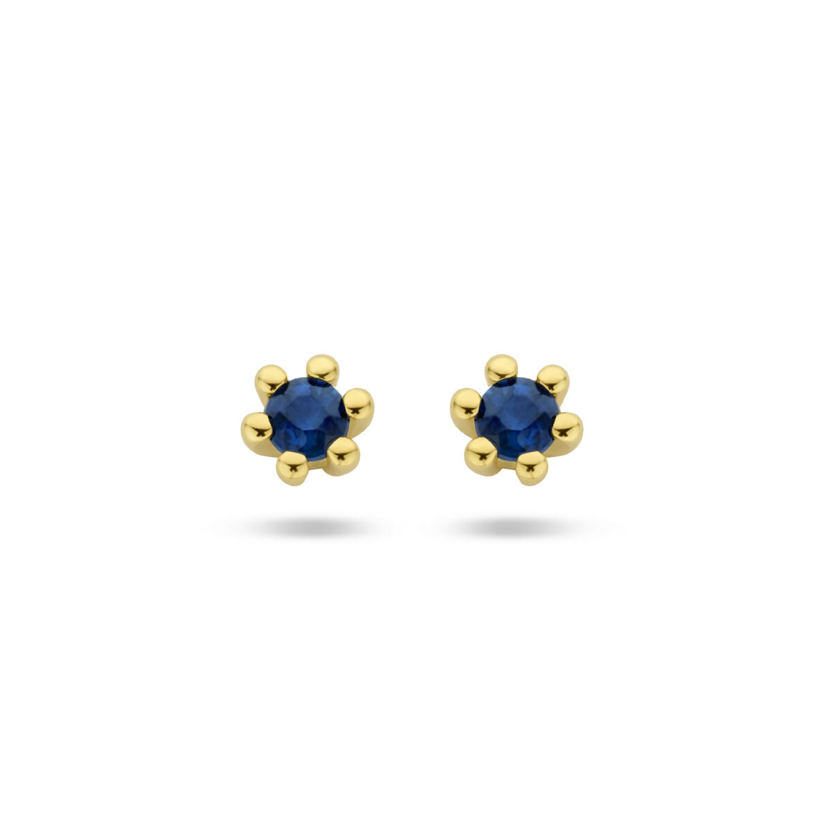 Orecchini in oro giallo 14K con zaffiri blu incastonati.
