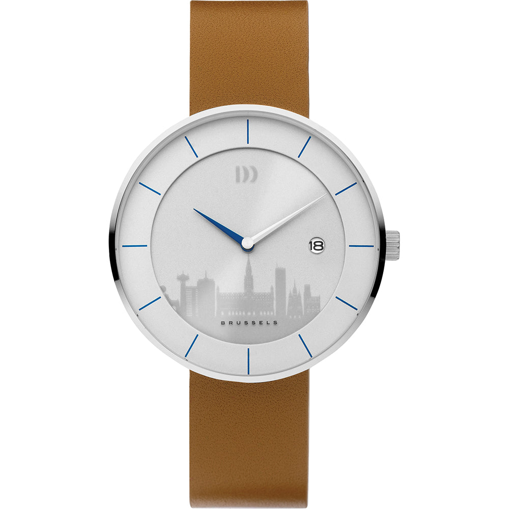 Orologio con cassa argentata, quadrante bianco con skyline grigio e cinturino marrone.