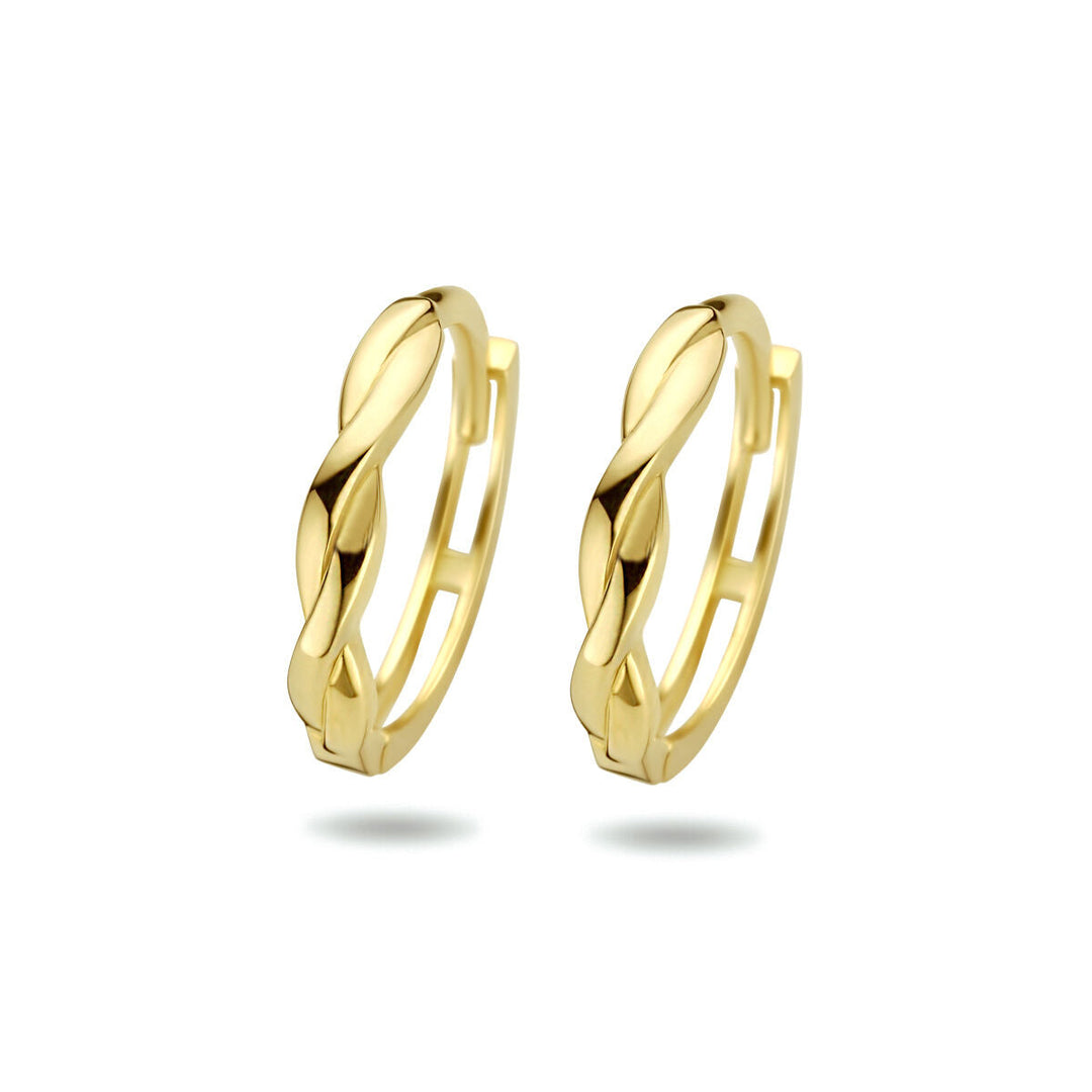 Een paar klapoorringen gedraaid 14K geelgoud uit de Van der Kooij Collectie, met een gedraaid ontwerp en afgebeeld op een witte achtergrond - perfect voor dames.