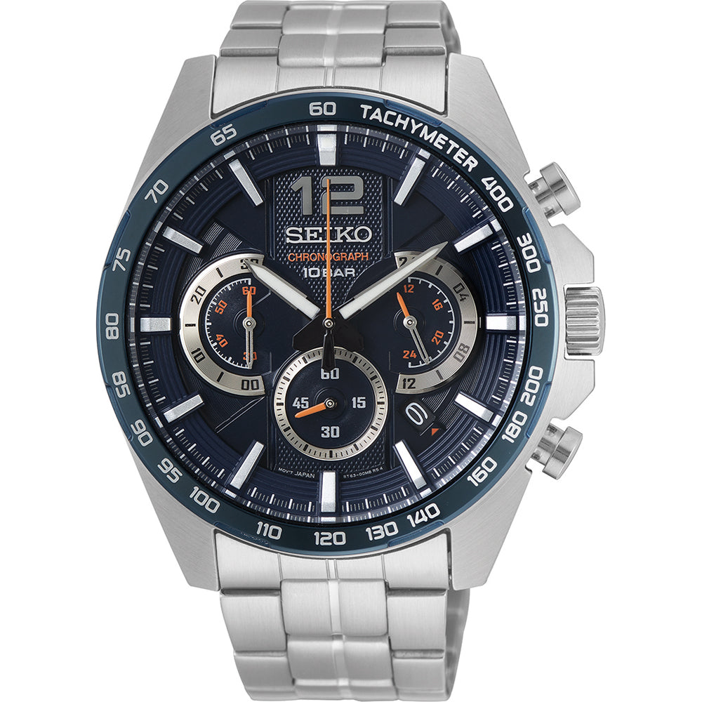 Het Seiko heren horloge SSB345P1 is een zilveren chronograafhorloge van roestvrij staal met een blauwe wijzerplaat, drie sub-wijzerplaten, tachymetermarkeringen en opvallende witte uurmarkeringen. Het beschikt over een quartz uurwerk, een datumvenster, drie drukknoppen aan de rechterkant en een waterdichtheid van 10 ATM voor duurzaamheid.