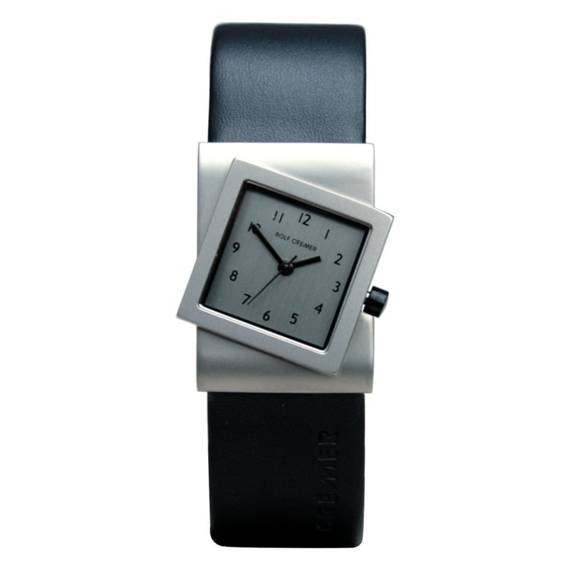 Orologio quadrato Rolf Cremer con cassa argentata e cinturino in pelle nera.