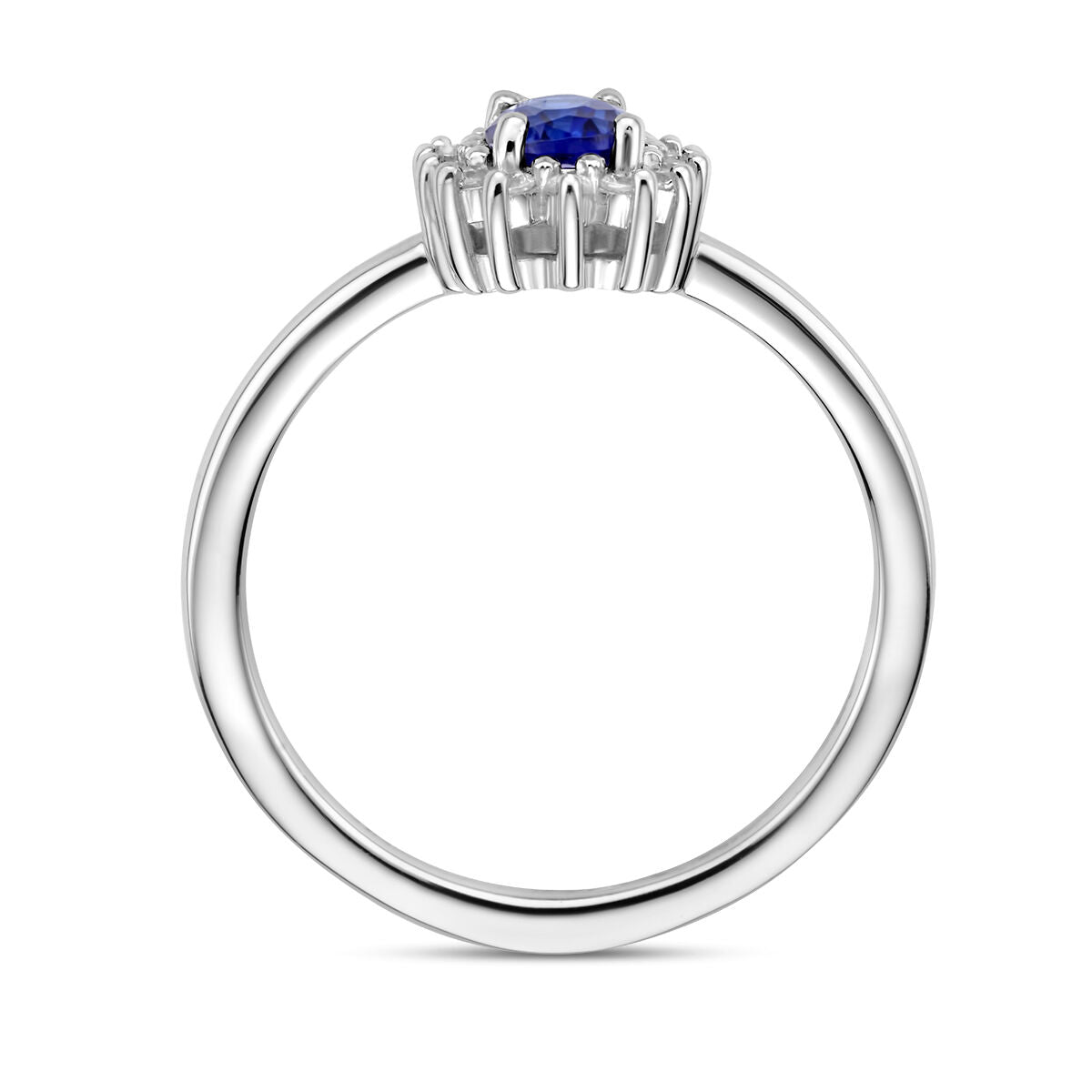 De Van der Kooij Collectie ring synth. saffier en zirkonia halo zilver gerhodineerd heeft een levendige ronde saffier in een zetting met pootjes, die boven de gepolijste rhodium-plated band uitsteekt en van opzij afsteekt tegen een witte achtergrond.