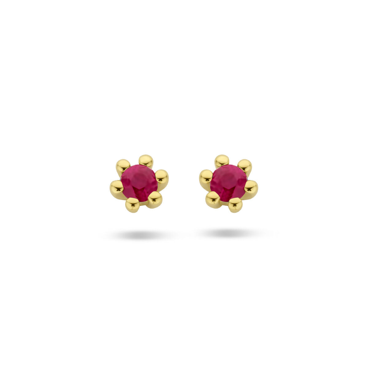 Orecchini in oro giallo 14K con rubini rotondi incastonati.