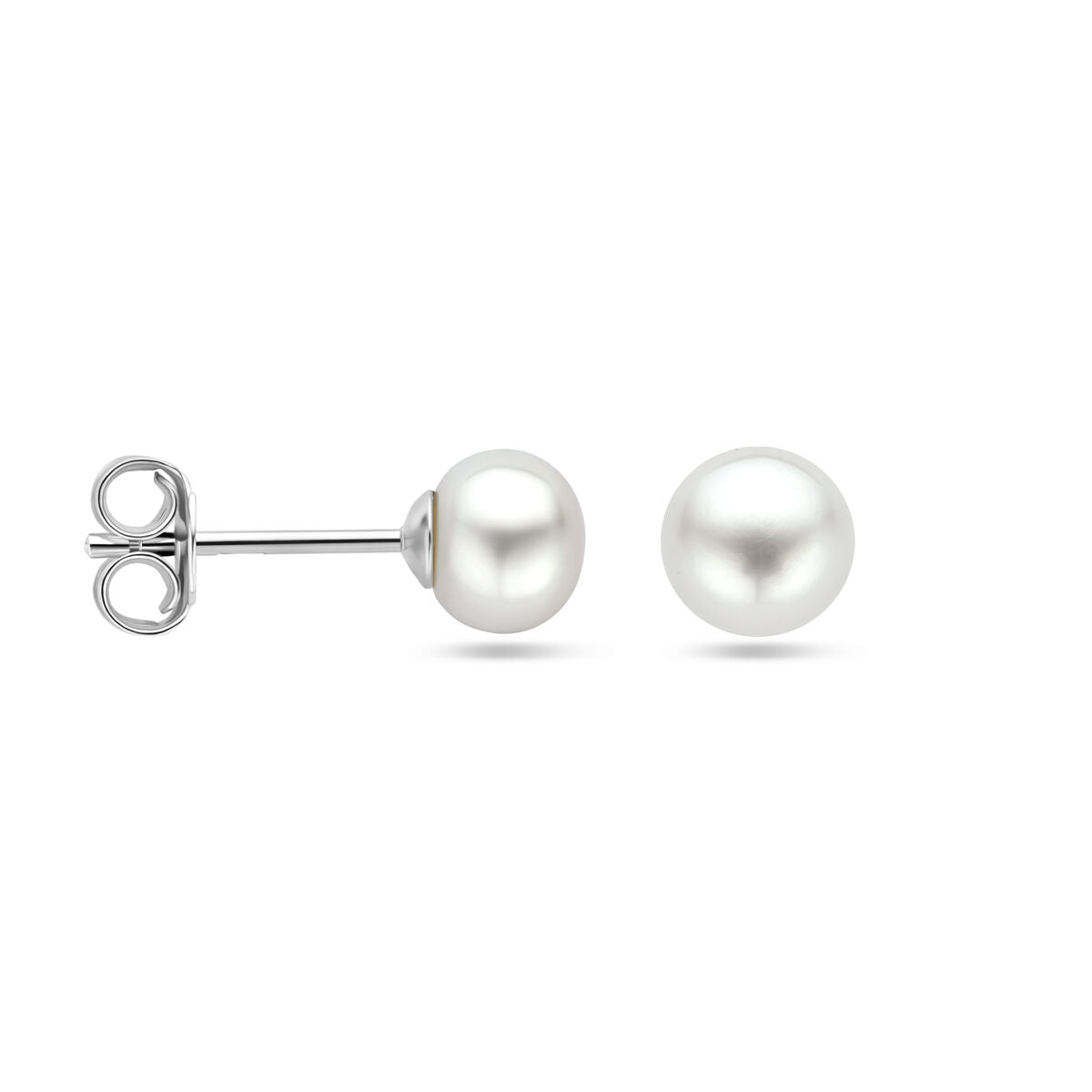 Orecchini in perla bianca con chiusura a farfallina.