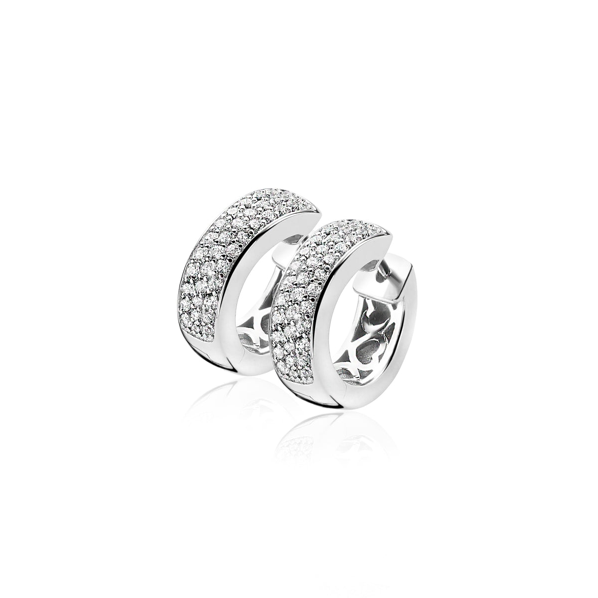 Orecchini alla creola argentati con pavé di zirconi.