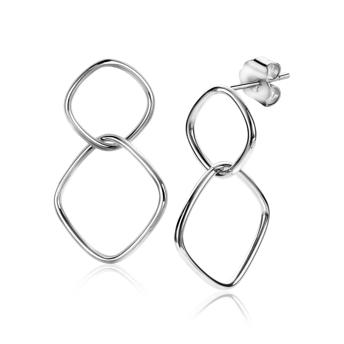 Orecchini in argento con forme geometriche intrecciate.