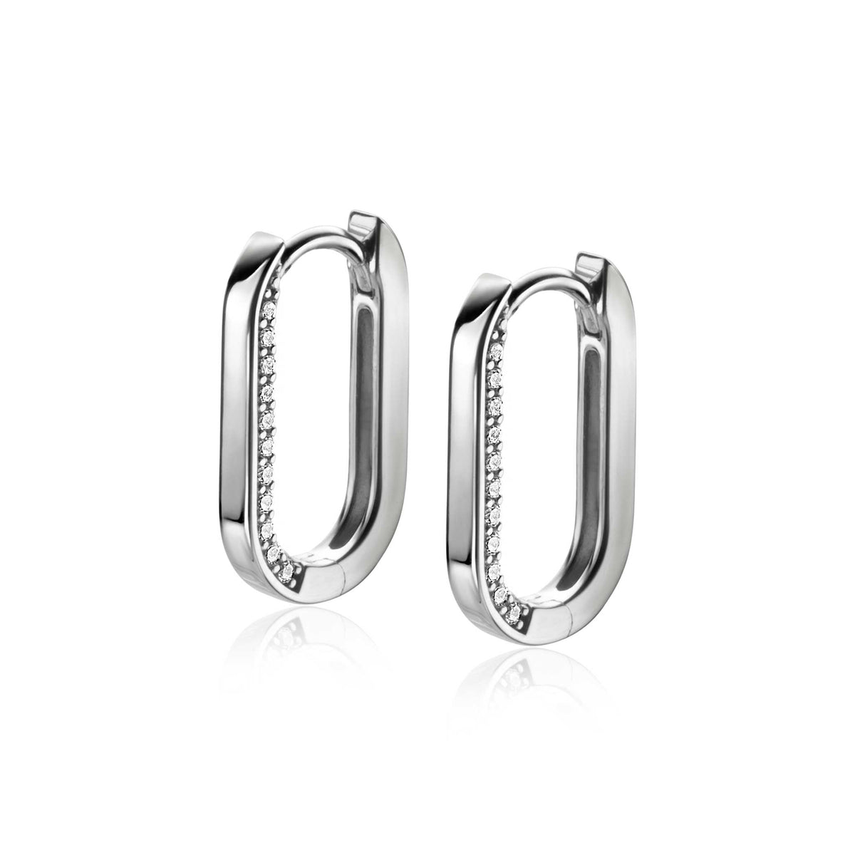 Orecchini in argento con forma ovale e dettagli incastonati.