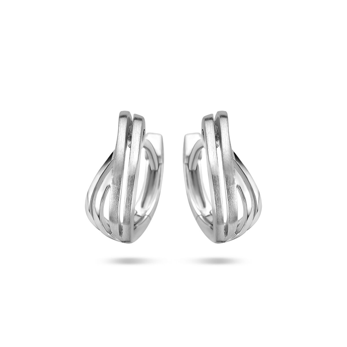 Een paar Van der Kooij Collectie klapoorringen poli/mat zilver gerhodineerd oorbellen met een modern overlappend ontwerp en gladde, gepolijst-matte afwerking, afgebeeld op een witte achtergrond - ideaal voor liefhebbers van zilveren sieraden.