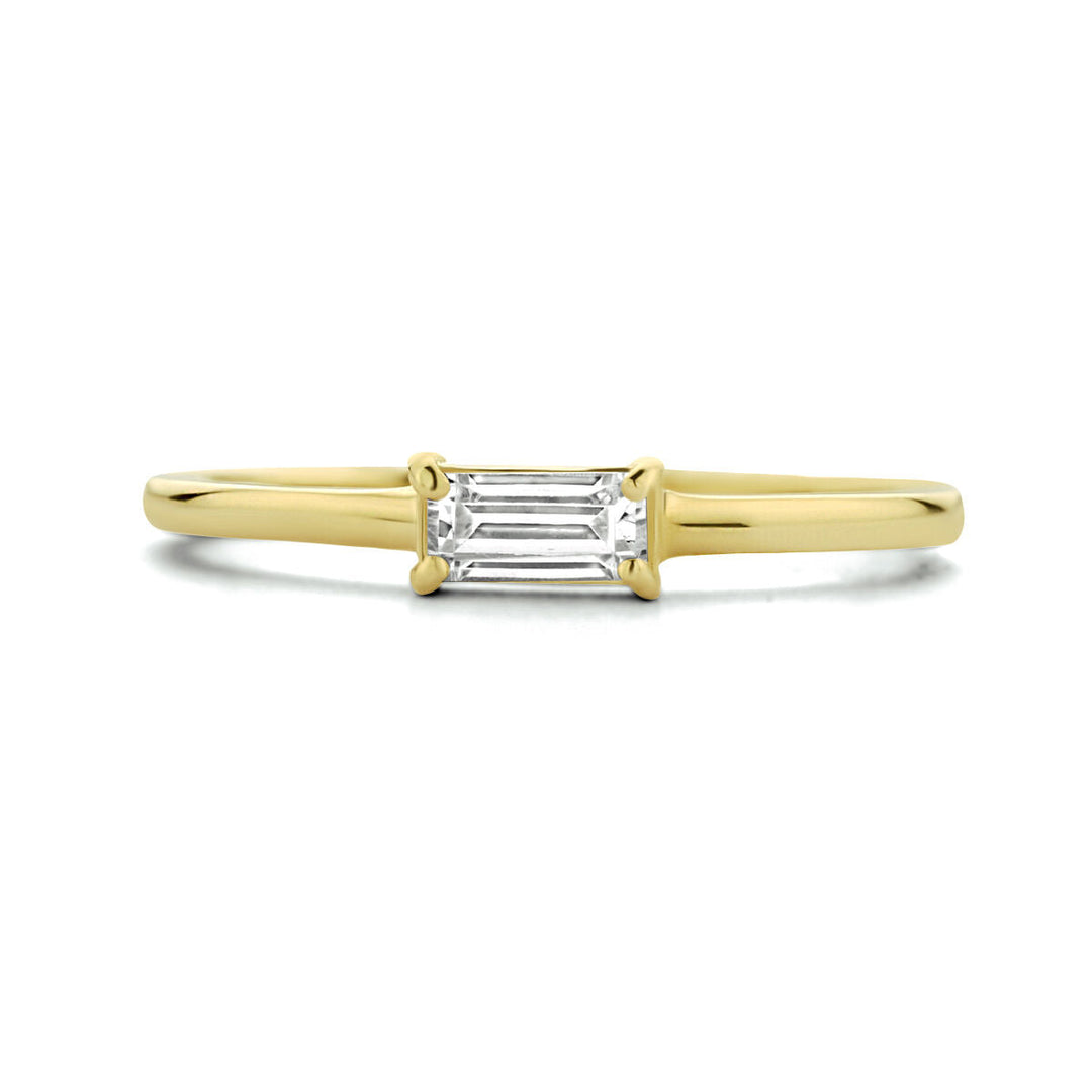 De Van der Kooij Collectie ring zirkonia 14K geelgoud heeft een dunne geelgouden band en een horizontaal gezette, smaragd geslepen baguette zirkonia in het midden.