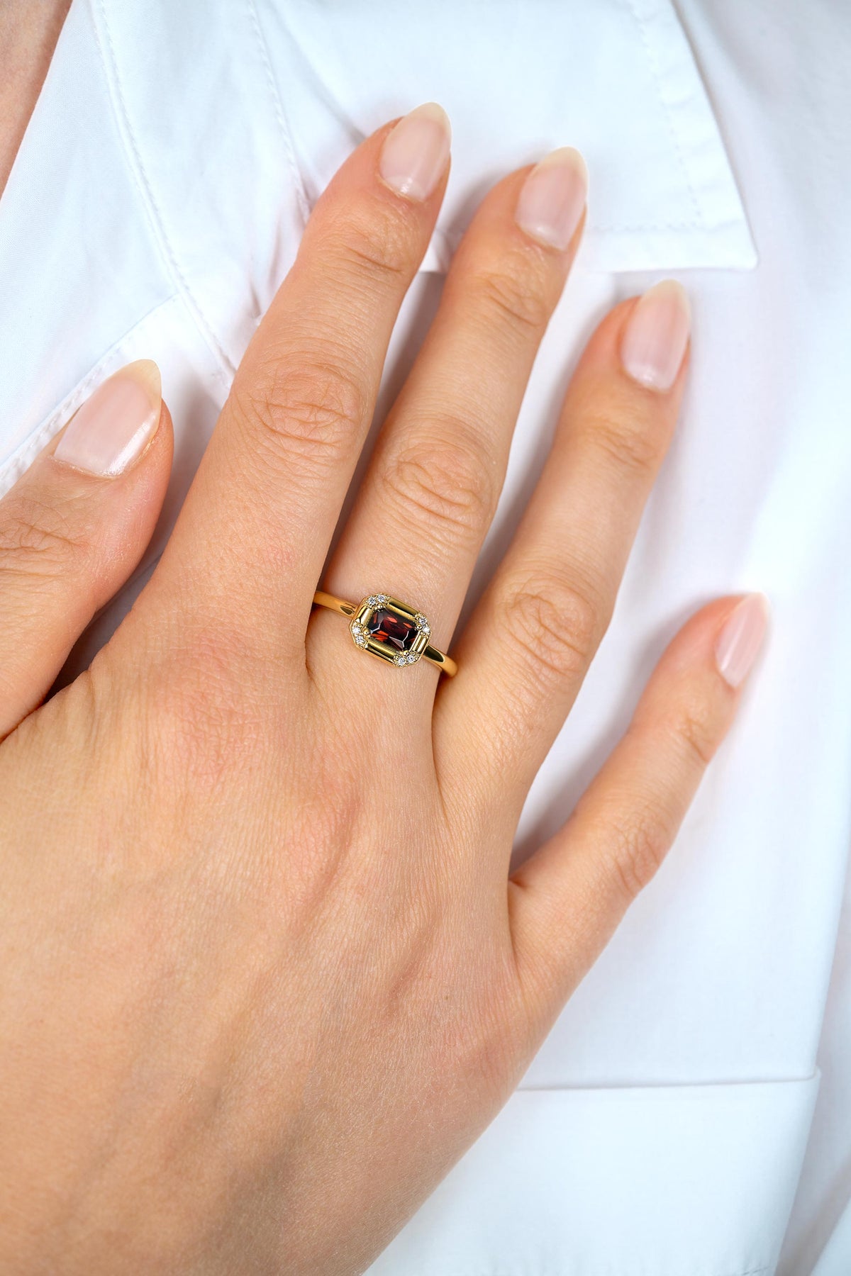 Anello in argento placcato oro con pietra centrale rettangolare multicolore.