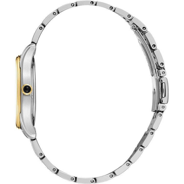 Het Seiko dameshorloge SWR070P1 heeft een strak design met een zilveren metalen band, een dunne rechthoekige kast met een gouden rand aan de linkerkant en een kleine zwarte kroonknop. Dit quartzhorloge heeft een roestvrijstalen band en een sluiting aan de rechterkant.