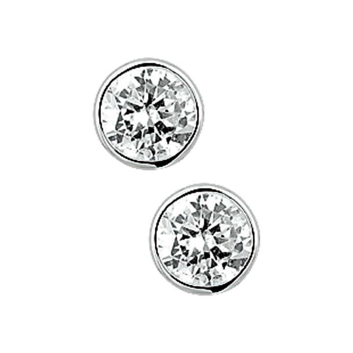 Een paar "oorknoppen zirkonia zilver wit" van Van der Kooij Collectie, met ronde, heldere zirkonia steentjes in eenvoudige zilveren zettingen, tegen een witte achtergrond.