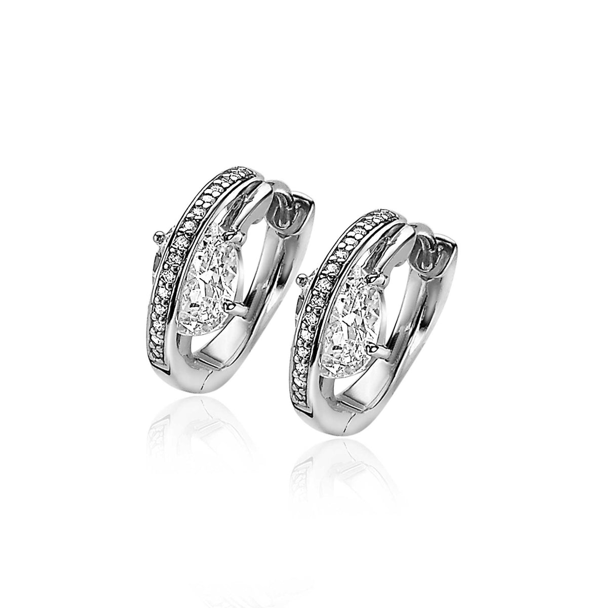 Orecchini in argento con pietre scintillanti e chiusura a clip.