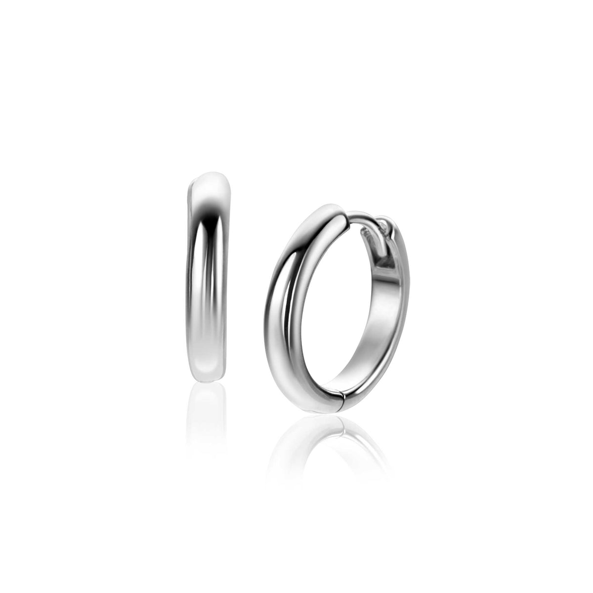 Orecchini in argento con design semplice e lucido, forma a cerchio.