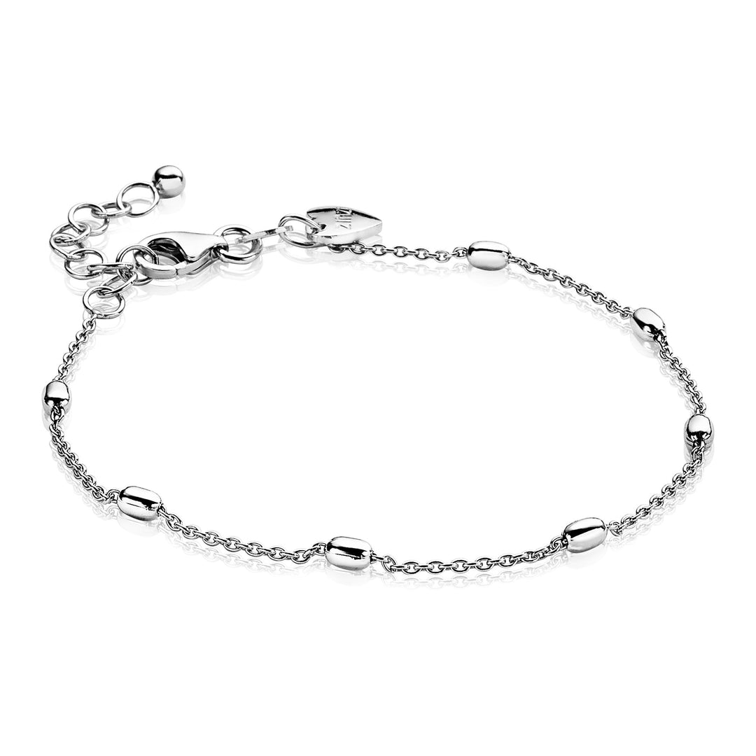 De Zinzi Armband Zilver Zia1655 is een fantasie zilveren schakelarmband met kleine ovale kralen van het merk Zinzi. Het bevat een verstelbare sluiting voor een perfecte pasvorm en het gepolijste metaal schittert fel tegen een witte achtergrond, waardoor het een verbluffende zilveren armband is.