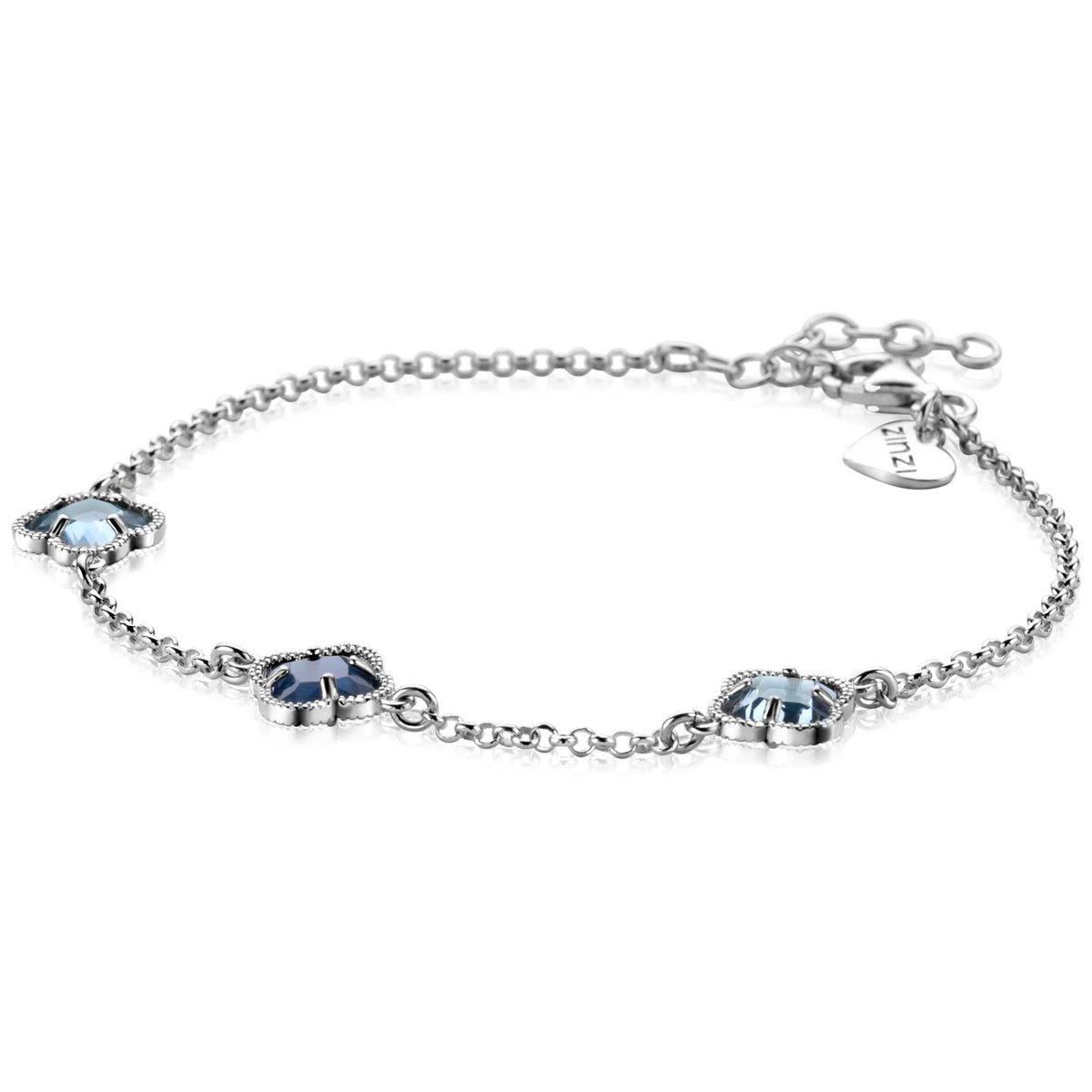 Bracciale in argento con tre pietre blu, catena fine e chiusura regolabile.